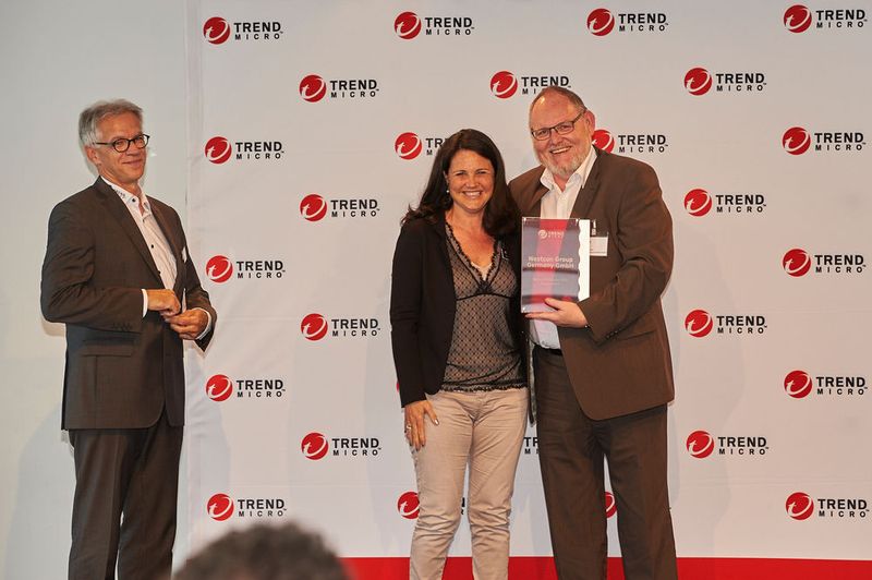 Bester Distributor 2015 Deutschland: Westcon Group Germany. Der Award wurde durch Ciara Feeny, Distribution Account Manager, und Martin Ninnemann, Director Channel Sales bei Trend Micro Deutschland, an Jürgen Kerstan, Business Development Manager bei der Westcon Group Germany, verliehen. (Trend Micro)