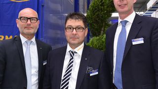 V.r.: Bei der Eröffnung der neuen Hörmann Vertriebsniederlassung in Stuttgart waren neben dem persönlich haftenden Gesellschafter Martin J. Hörmann außerdem der Niederlassungsleiter Michael Caparelli sowie der Hörmann Geschäftsleiter Marketing/Vertrieb Axel Becker anwesend. (Bild: Hörmann)