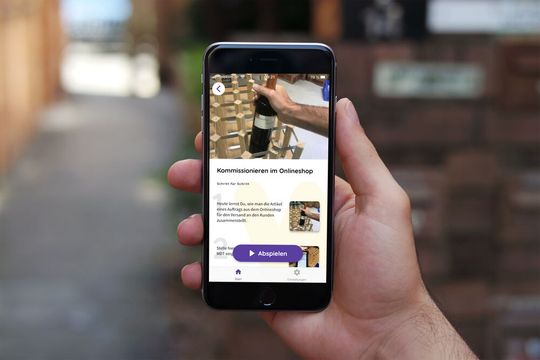 Schritt für Schritt kann der Anwender Arbeitsanweisungen nachvollziehen – gleichzeitig wird Schlüsselpersonal entlastet.(Bild:  SoundReply Solutions)