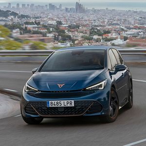 Sportlich, wenn auch nicht übertrieben ausgelegt: Man kann sich als Fahrer, wenn man denn will, ordentlich mit den Fliehkräften anlegen. (Bild:  Seat)