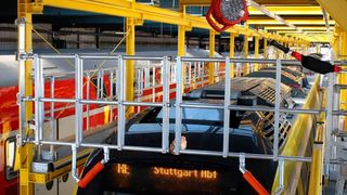 An der Zugfront bietet ein schwenkbares Geländer Sicherheit. (Günzburger)