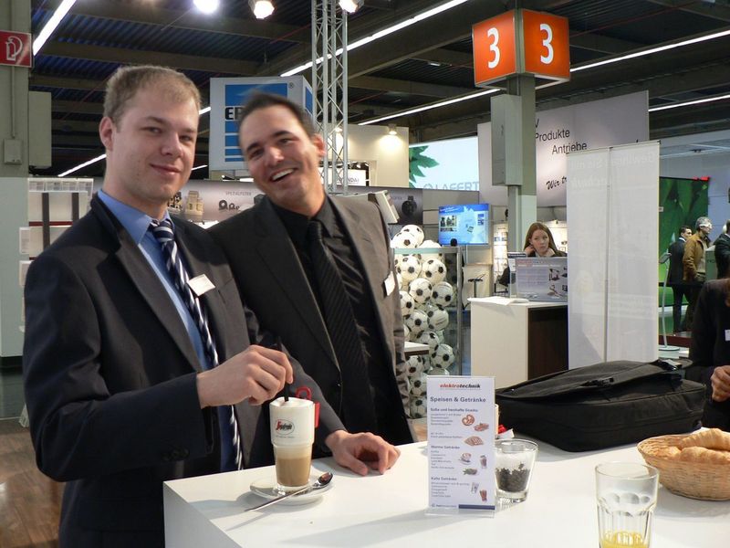 v.l.Vor dem Messestart noch eine kleine Kaffee-Stärkung. (Archiv: Vogel Business Media)