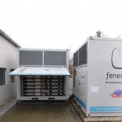 Auf seinem Gelände betreibt Manuel Ruhfass mehrere Batteriespeicher, die aus ehemaligen Autobatterien bestehen. Die elektronische Steuerung entwickelt er im eigenen Betrieb. (Bild: Rosenow – VCG)