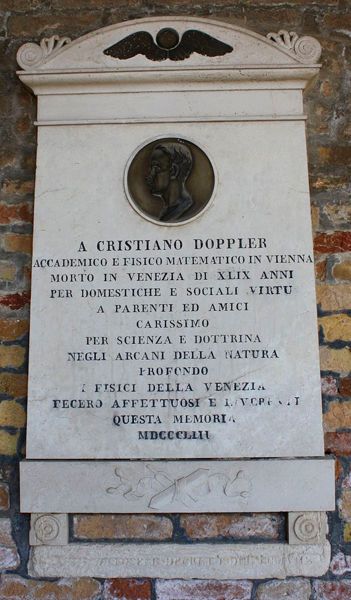 Gedenktafel auf dem Friedhof San Michele in Venedig (CC BY-SA 3.0)