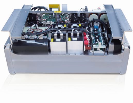 Der Bordnetzumrichter für die S-Bahnfahrzeuge des Typs ET 490 wird von KB-Powertech als
komplettes Bauteil für den Einbau in einen Unterflur-Container geliefert. (FTCAP)