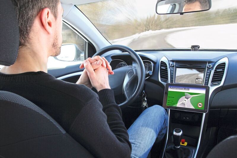 Autonomes Fahren: Eine weitere Ausprägung der Digitalisierung ist das autonome Fahren. Schon bald könnten eigenständige Lkw Waren ausliefern und damit dem Fachkräftemangel ein Ende setzen. (©RioPatuca Images - stock.adobe.com)