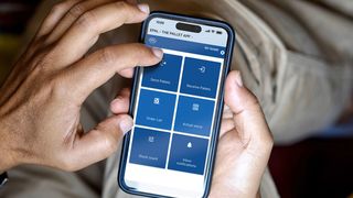 Per mobiler App wird die Erfassung der Epal-Paletten im Wareneingang leichter, aber auch die Buchung von Leerpaletten für die Bestandsverwaltung oder die Erstellung neuer Trackingaufträge geht fixer von der Hand. (Bild: bongkarn - stock.adobe.com)
