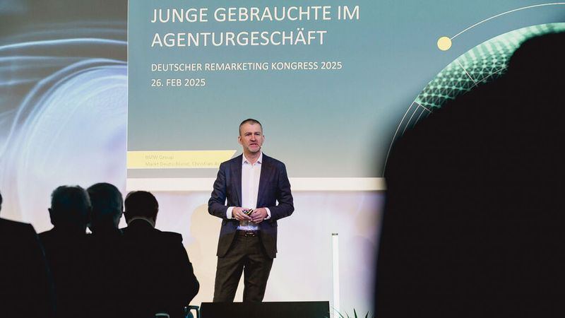 Christian Ach, Leiter Markt Deutschland der BMW Group, sprach über die Umsetzung des Agenturgeschäfts bei jungen Gebrauchten der Marke Mini. Er bekam viel Beifall von den Händlern für sein klares Statement, wie wichtig der Handel für den Automobilvertrieb ist. (Bild: Stefan Bausewein)