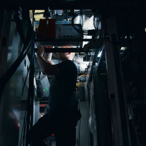 Mitarbeiter baut Colibri ein(Bild:  Deutsche Bahn AG)