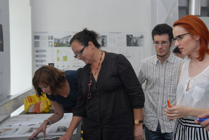 Mitglieder des Team Austria bei der Arbeit am Entwurf des Hauses (TU Wien)