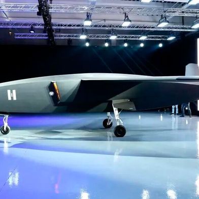 Das eigentlich auf übliche Kampfdrohnen spezialisiete Start-up Helsing rüstet sich mit den Plänen für ein neues Werk nahe München für kommende Aufträge der Militärs. Vielleicht huschen in Zukunft auch die neuen KI-Kampfflugzeuge des Typs CA-1 UAV (Bild) dort aus den Hallentoren. (Bild: Helsing)