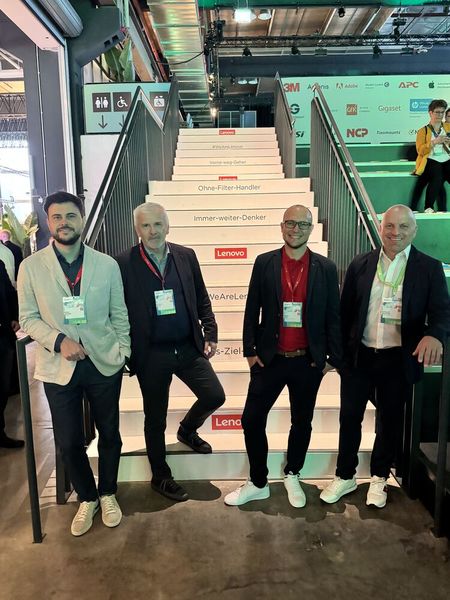 Auf der Treppe nach oben mit Oliver Rootsey, Thomas Wolff, Stefan Loibl  (Team Lenovo) und Alex Bruchhage, ALSO. (Bild: Vogel IT-Medien GmbH)