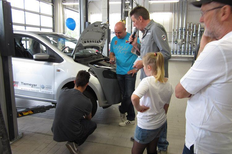 ...oder ihr Geschick beim Reifenwechseln zeigen. (Foto: Tiemeyer)