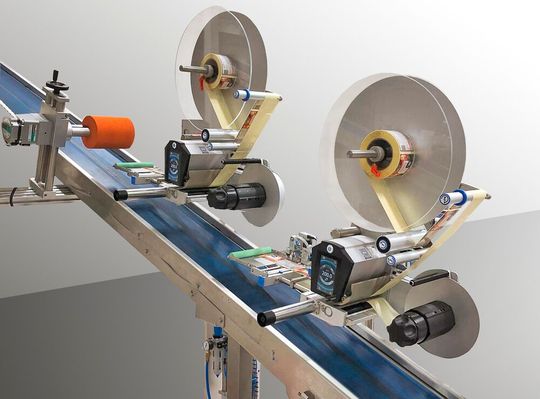 Dauerlauf! Herma zeigt auf der Interpack, wie eine neu eingeführte Redundanzfunktion dazu führt, dass zwei Etikettierer des Modells Herma 500 ohne aufwändige Programmierung so miteinander arbeiten, dass es keinerlei Unterbrechungen beim Etikettieren gibt.(Bild:  Herma)