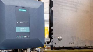 In der Anlage werden Ultrahochfrequenz-Lesegeräte (UHF) eingesetzt, die Daten mit hoher Geschwindigkeit in einer Reichweite von bis zu acht Metern lesen und schreiben. (Bild: Siemens)