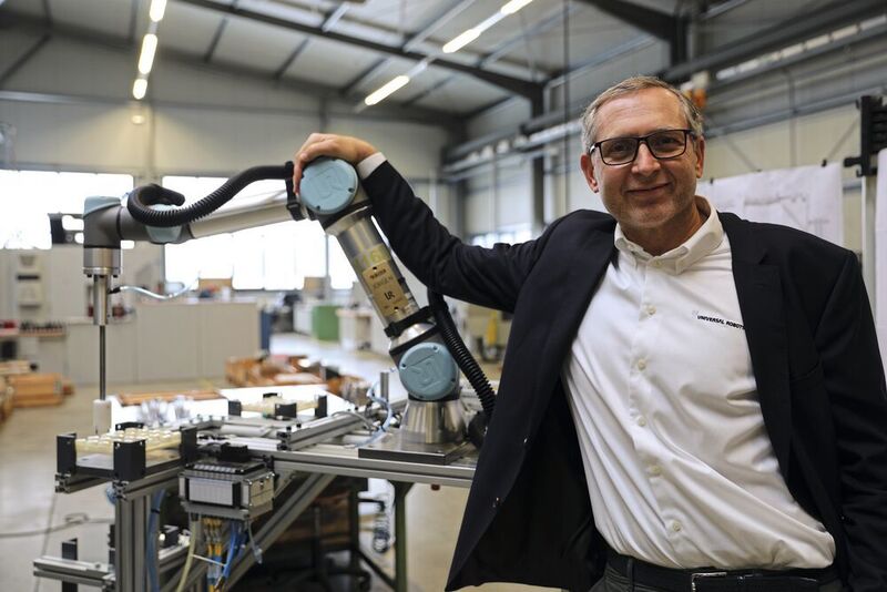 UR-CEO Jürgen von Hollen mit dem 50.000sten verkauften Cobot. (Universal Robots)