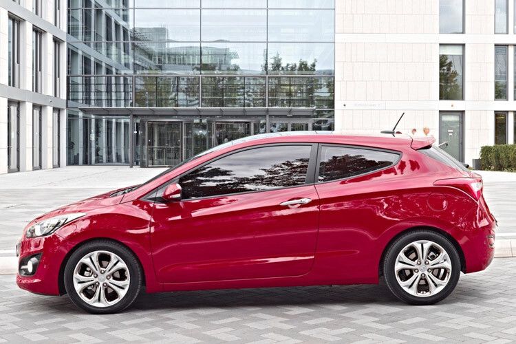 Für eine sportlichere Optik verlängerten die Designer die Türen und ließen die Dachlinie stärker abfallen. (Foto: Hyundai)