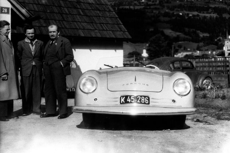 Am 8. Juni 1948 erhielt das erste Automobil mit dem Namen Porsche seine Zulassung: der Porsche 356/1 Roadster. Unter der Haube sorgte ein 1,1 Liter großer, luftgekühlter Vierzylinder-Boxer mit 35 PS für den Vortrieb des 585 Kilogramm schweren Wagen.  Auf dem Foto (v.re.): Ferdinand Porsche, Sohn Ferry Porsche und Designer Erwin Komenda. (Porsche)