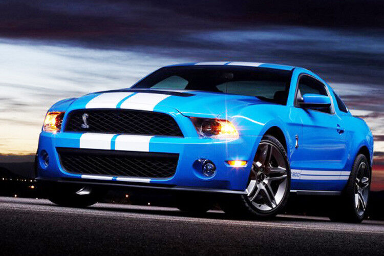 Der metallicblaue Lack mit den weißen Doppelstreifen erinnert an die legendäre Shelby Cobra. (Foto: Ford)