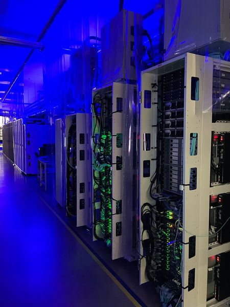 Im Innovation Centre werden die Racks unter Extrembedingungen mit hoher Leistung und Wasserkühlung getestet. (Bild: Lenovo)