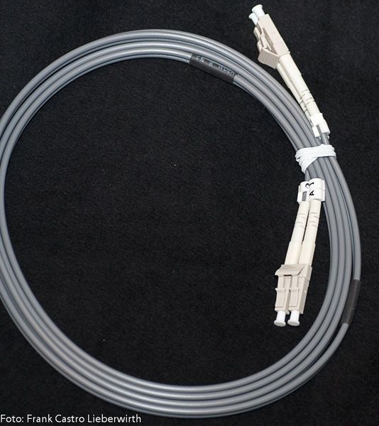 Abbildung 14: Der LC-Stecker mit einem zugehörigem Glasfaserkabel. LC-Stecker benötigen weniger Platz als SC-Stecker und sind in etwa vergleichbar mit einem RJ45-Stecker (Kupferkabel). (Archiv: Vogel Business Media)