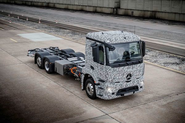 Der Urban eTruck ist laut Daimler einem Lkw mit Verbrennungsmotor in Nutzlast und Leistungswerten ebenbürtig. Seine Publikumspremiere erlebt er auf der IAA Nutzfahrzeuge 2016. (Daimler)