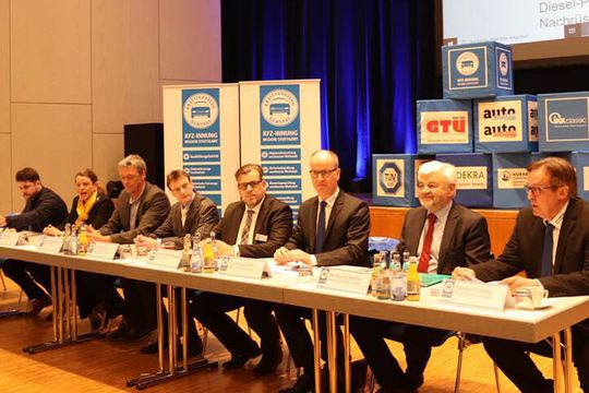 Großaufgebot für freie Fahrt: (v. re.) Obermeister Torsten Treiber, Regierungspräsident Wolfgang Reimer, Innungsgeschäftsführer Christian Reher sowie die Vertreter der Hersteller von Nachrüstsätzen Stefan Beinkämpen (Baumot), Lars Mothes (HJS) Hubert Mangold und Petra Haas (Oberland-Mangold) und Thomas Steinbrückner (Dr. Pley) (zum Vergrößern bitte klicken). (Bild:  Innung Stuttgart)