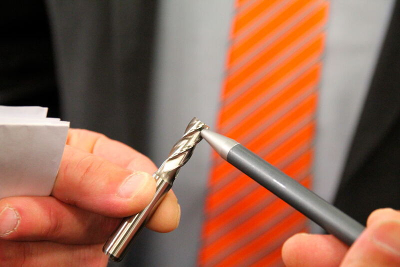 Hier erklärt Jürgen Schmidt die Spanführung. Im Anschluss an die Führung demonstrierte Franken die Eigenschaften der hauseigenen Fräser. (Andrea Gillhuber, MM Maschinenmarkt)