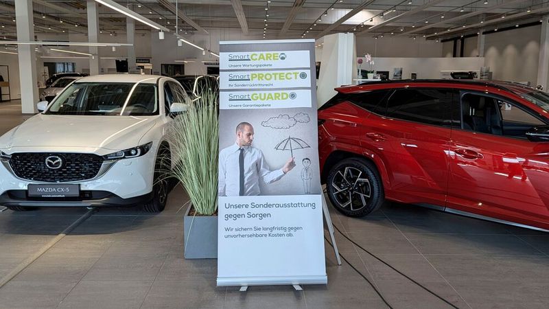 Überall im Autohaus wird für Smartcare und die anderen Smart-Produkte geworben. Mit Erfolg: 75 Prozent der Autokäufer entscheiden sich dafür. (Bild: Rosenow – VCG)