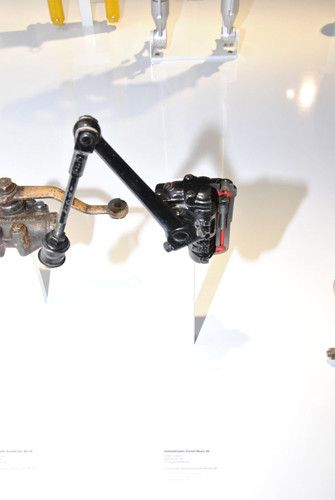 Weitere Evolutionsstufe: der Hebelstoßdämpfer, der bereits hydraulisch dämpfte.  (Foto: Dominsky)
