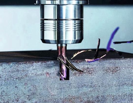Bild 1: Hier fliegen schön die Späne beim Fräsen eines Werkstücks. Doch das übt auf Fräser und Maschinen Kräfte aus, die irgendwann zum Verschleiß führen. Durch Methoden der KI und des Föderierten Lernens wollen Forscher dafür nun smarte Prognosemöglichkeiten entwickeln ...(Bild:  C. Baussen)