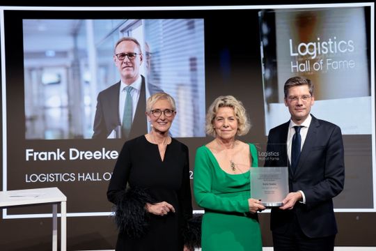 Bettina Dreeke (Mitte) nimmt stellvertretend für ihren Mann den Preis von Christian Hirte (r.), parlamentarischer Staatssekretär im BM für Verkehr, entgegen. Links Anita Würmser, geschäftsführende Juryvorsitzende der Logistics Hall of Fame.(Bild:  Sebastian Gabsch / Logistics Hall of Fame)