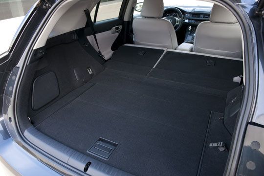 Der Kofferraum bietet ein Volumen 375 Litern. Wird die im Verhältnis 60:40 teilbare Rückenlehne der Fondsitzbank umgelegt, stehen 985 Liter zur Verfügung. (Archiv: Vogel Business Media)