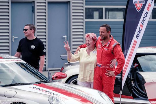 Steve Mizera betreut die Teilnehmer von Rennsport-Events häufig auch persönlich.(Quelle:  Racepool99)