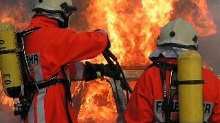 Nach fünf Stunden konnten die Einsatzkräfte das Feuer unter Kontrolle bringen. (Bild: Saperaud; CC BY-SA 3.0; https://creativecommons.org/licenses/by-sa/3.0/de/)