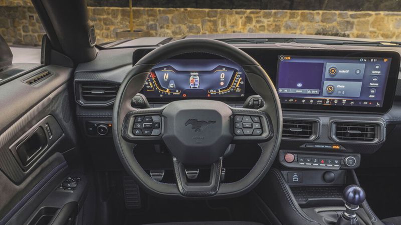 Das 13,2 Zoll große Display befindet sich hinter derselben Glasabdeckung wie das Kombiinstrument (12,4 Zoll). (Bild: Ford)