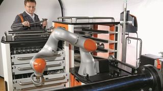 Mensch und Roboter an einem Arbeitsplatz ohne trennenden Schutzzaun: Der Leichtbauroboter LBR iiwa mit seiner integrierten Sensorik macht es möglich. (Bild: Kuka)