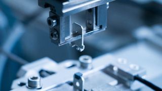 Automatisiertes Blistern einer SMD-Steckzunge: Neben dem Bauteil entscheiden auch die passende Verpackungs- und Automatisierungslösung über eine wirtschaftliche Serienfertigung. (Bild: Vogt AG Verbindungstechnik)