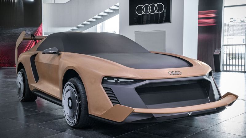 Die Dreiviertel-Frontansicht des Tonmodells „Drift“, einer frühen Entwurfsphase des Audi S1 ​​Hoonitron, der für die verstorbene Drift-Legende Ken Block entwickelt wurde. (Bild: Audi)