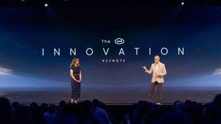 Bereits auf der Pax8 Beyond EMEA in Amsterdam im Oktober 2025 stellten Libby Mcilhany, Chief Product Officer, und Craig Donovan, Chief Experience Officer bei Pax8, den neuen Agent Store vor. (Bild: Pax8)