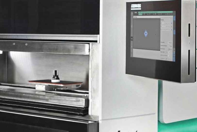 Arburg zeigt auf der Hannover Messe eine Turnkey-Anlage rund um einen Freeformer 300-3X. Sie produziert vollautomatisiert, vernetzt und zu 100 % rückverfolgbar individualisierte Greifer. Jedes Bauteil erhält eine eigene ID-Nummer. Ein Sechs-Achs-Roboter führt eine Greifer-Grundplatte zum Laserbeschriften. Das Einlegeteil wird auf einem Werkstückträger platziert, plasmabehandelt und gescannt. Dann ergänzt der Freeformer 300-3X entsprechend des hinterlegten 3D-Druck-Auftrags die gewünschte Kontur aus dem Elastomer TPU. Der fertige Vakuumgreifer wird entnommen, gescannt und geprüft. Zu finden in Halle 6, Stand J10. (Arburg)
