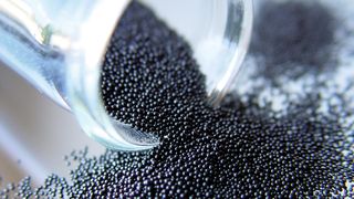 Adsorbenzien, die aus synthetischen Rohstoffen hergestellt werden, haben gegenüber herkömmlicher Pulveraktivkohle einige Vorteilen. (Bild: Blücher)