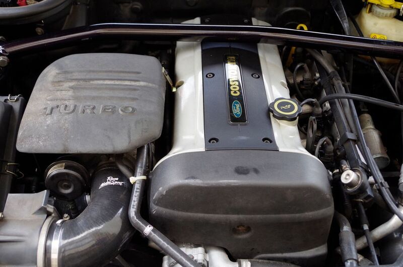 Ein Garret-Turbolader, zwei Liter Hubraum und Ladeluftkühlung, 220 PS: dem gegenüber stehen nur 1,3-Tonnen, die der Escort wiegt. Entsprechend schiebt der Vierventiler an: 6,1 Sekunden verfliegen von null auf 100 km/h. (Patrick Broich/SP-X)