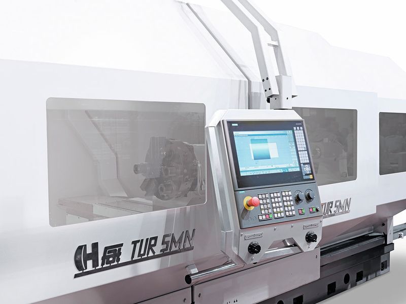 Die Maschine ist mit der neuesten Siemens- 840D-sl-Steuerung ausgestattet und verfügt über einen grossen Touchscreen für einfache Bedienung. (Fat)