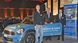 Jim Leuenberger, lauréat du Trophée Debrunner Acifer, en compagnie du conseiller fédéral Johann Schneider-Amman et de Patrick Forster, directeur Debrunner Acifer. (Image: ots.photo/Debrunner Acifer)