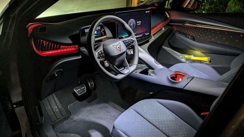 Die Ambientebeleuchtung macht Fahrten im Dunkeln zu einem besonderen Erlebnis. (Bild: Mauritz – VCG)