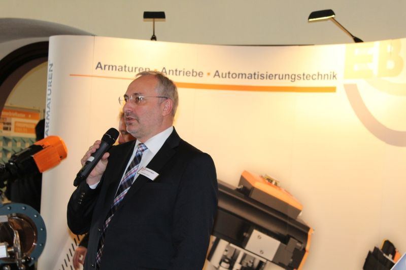 Von der Standardabsperrklappe für die Haustechnik bis zu High-Performance-Klappen für extreme Belastungen wie sie z.B. bei der Schüttgutförderung benötigt werden – Ebro Armaturen hat alles im Gepäck (im Bild Andreas Kühn). (Bild: Bausewein/PROCESS/PharmaTEC/Schüttgut)