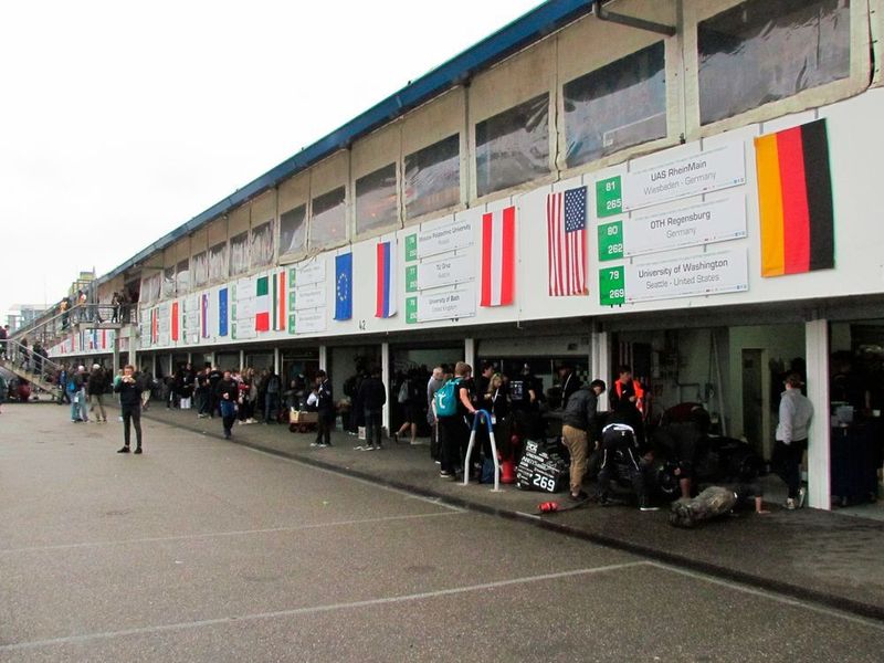 In den Boxen machen die Teams ihre Boliden für die Rennstrecke startklar. (S. Häuslein/konstruktionspraxis)