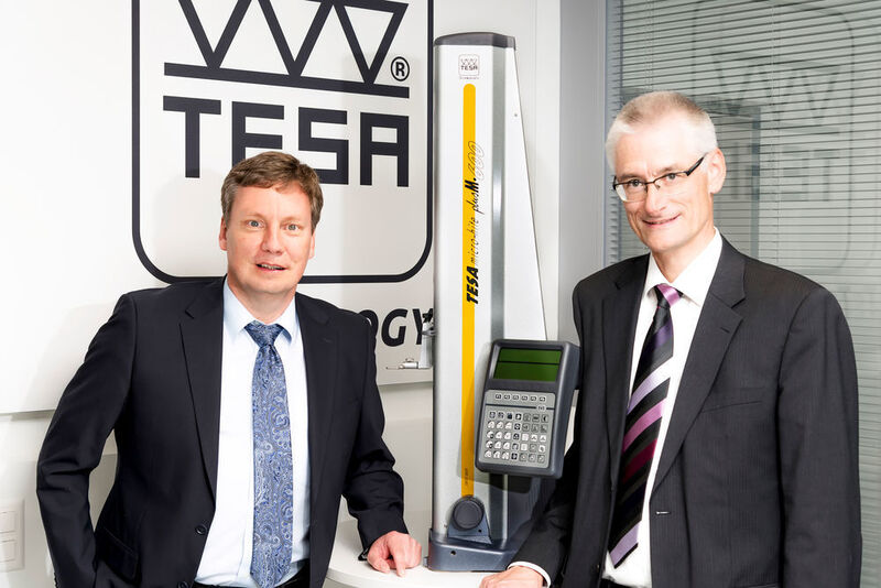 De gauche à droite, Stefan Ruh, Directeur Général de TESA SA et Blaise Vuille, Directeur Vente et Marketing au côté du TESA Micro-Hite. (TESA SA)
