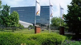 Mit wehenden Fahnen für die Autowelt: das Kraftfahrt-Bundesamt in Flensburg. (Bild: KBA)